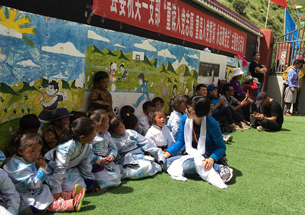 1502778878994592.jpg 在阿坝州壤塘县体验生活,与小学孩子们在一起。这里曾经是大骨节病的主要发病区,我局曾在此实施安全饮水示范井工程a.jpg
